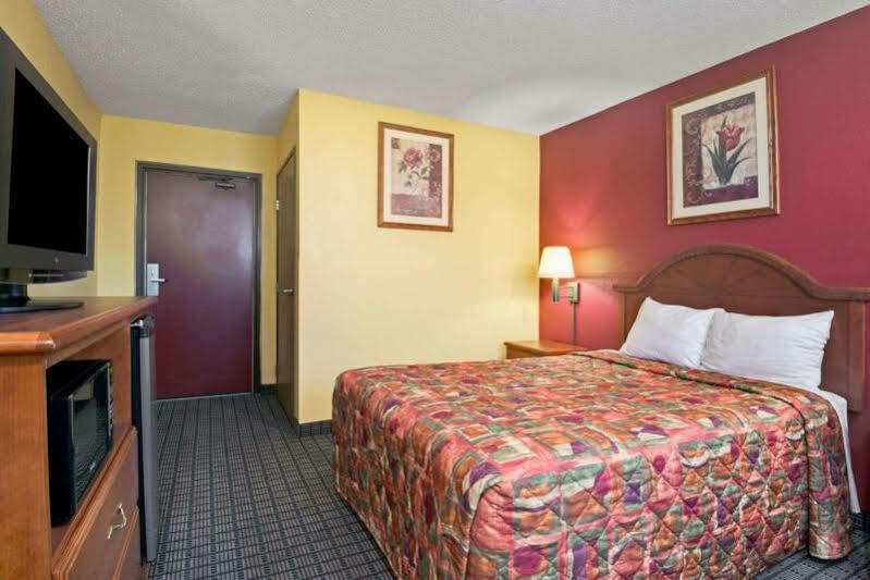 Travelodge By Wyndham トリントン エクステリア 写真