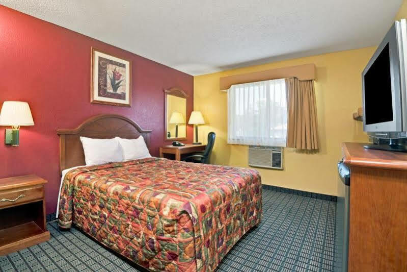 Travelodge By Wyndham トリントン エクステリア 写真